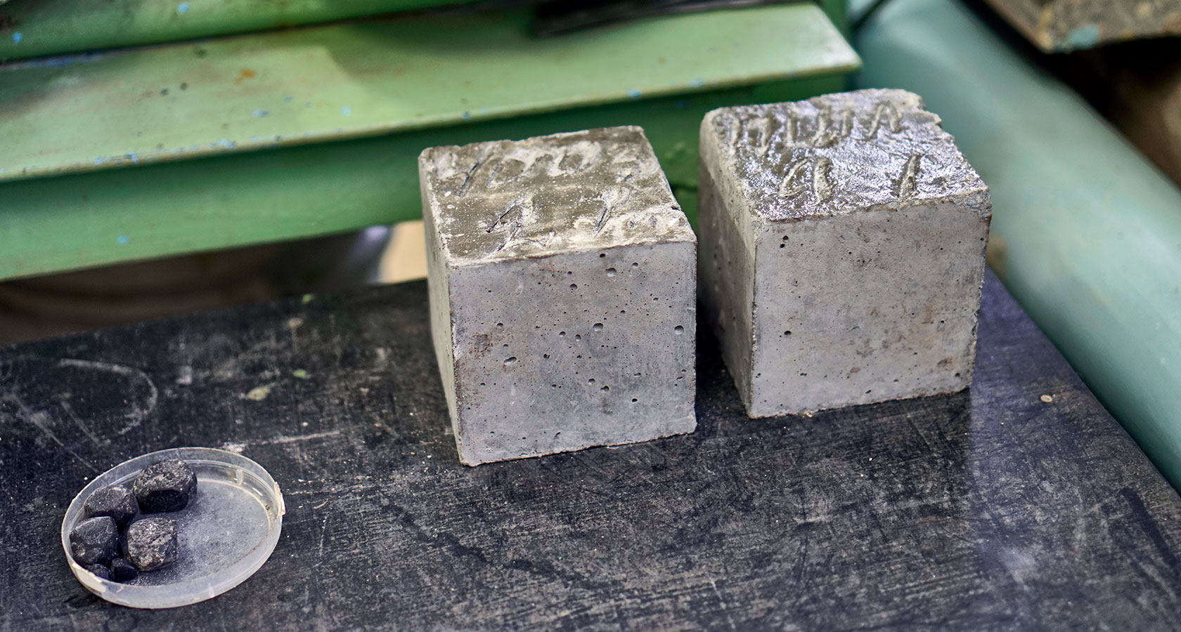 образцы бетона кубики